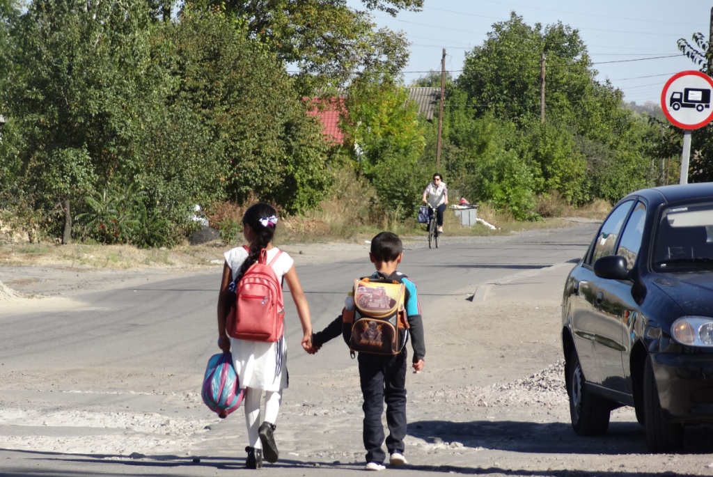 Андріївка: ромські діти йдуть зі школи